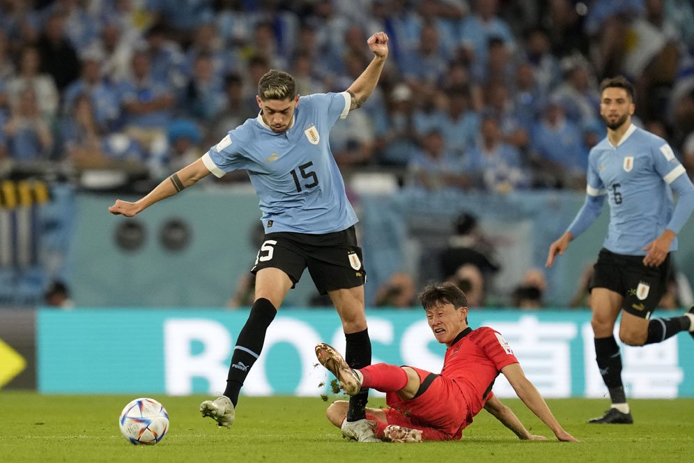 Federico Valverde in a contextual photograph: His football career; not tattoo evidence