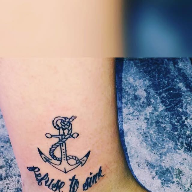 Ferran Torres tattoos: Close-up of Ferran’s sister Arantxa’s matching ankle anchor and ‘Refuse to sink’ lettering; accurately presented as her tattoo, not as a photograph of Ferran
