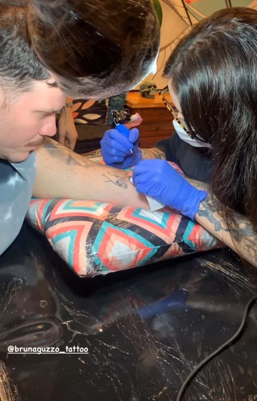 Ferrugem tattoos: Distinct genuine tattoo-session photograph from the same documented report.