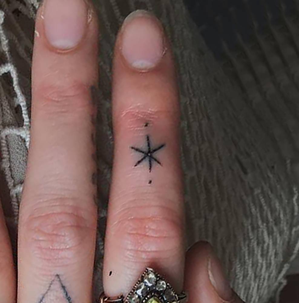 Florence Welch hand cross and finger tattoos