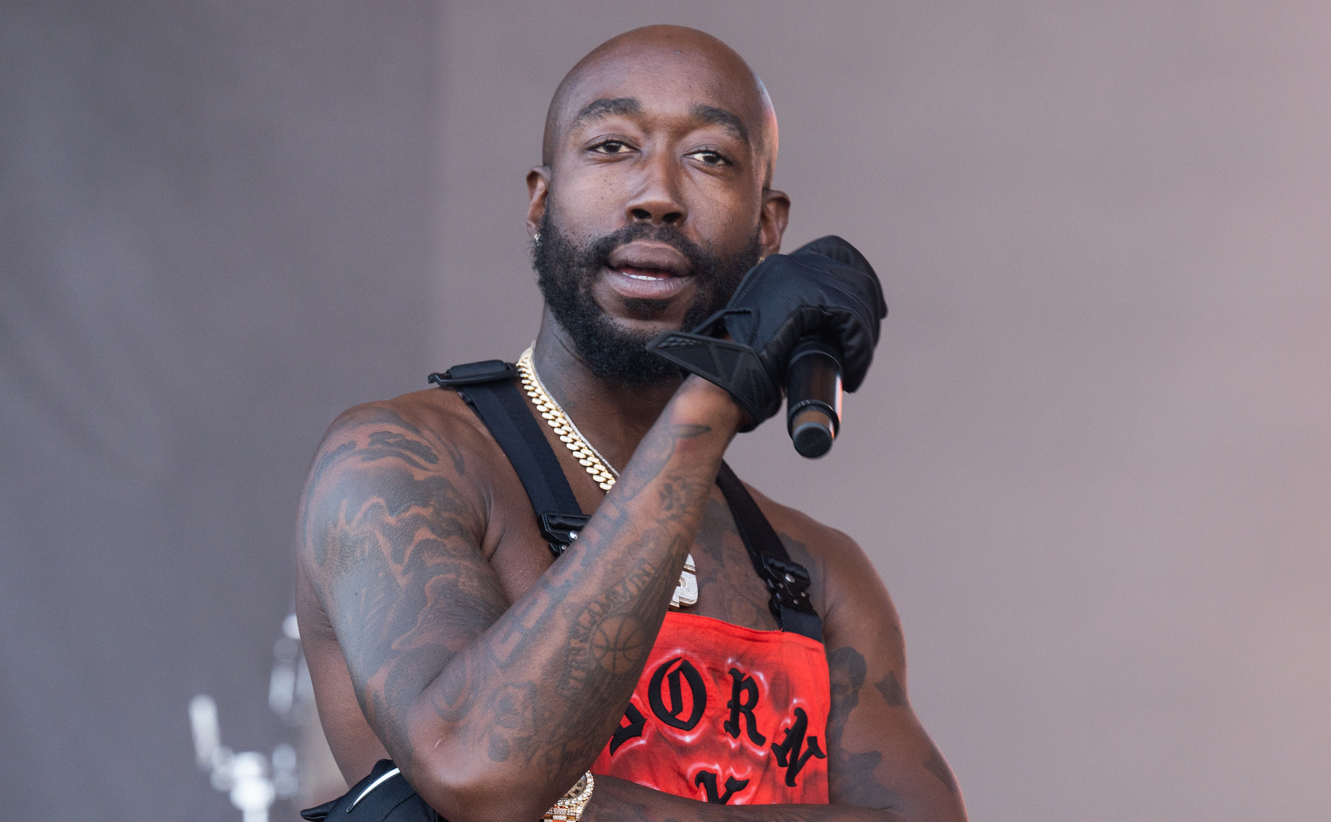 Freddie Gibbs tattoos during live performance