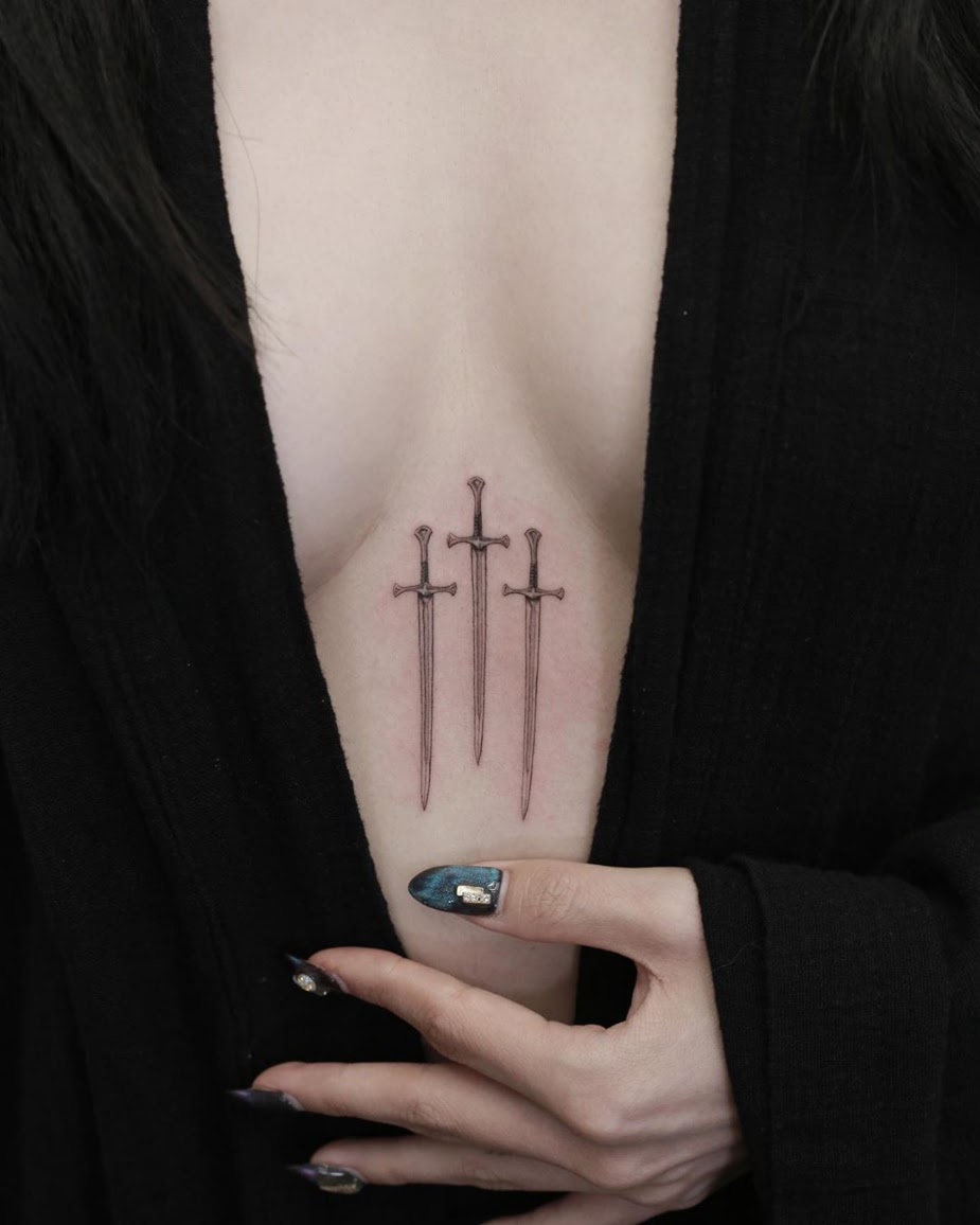 Han Ye Seul tattoos: Three fine swords at the centre of her chest