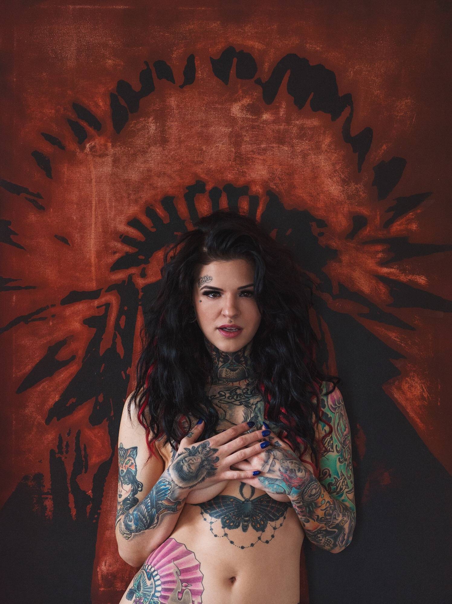 Two different face portraits on the backs of Heidi Lavon’s hands Heidi Lavon tattoos: Two different face portraits on the backs of Heidi Lavon’s hands