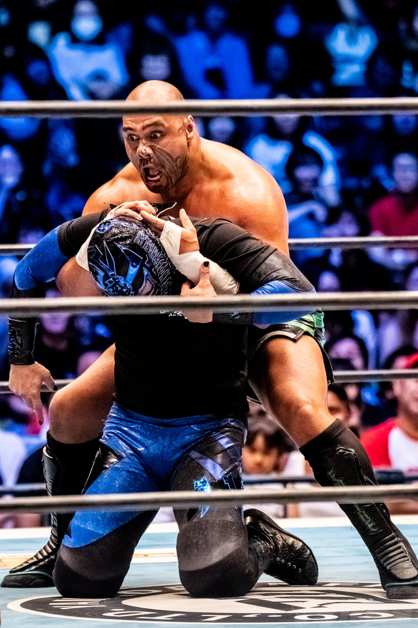 Henare facial mataora during a submission hold Henare tattoos: Henare’s face tattoo: his mataora