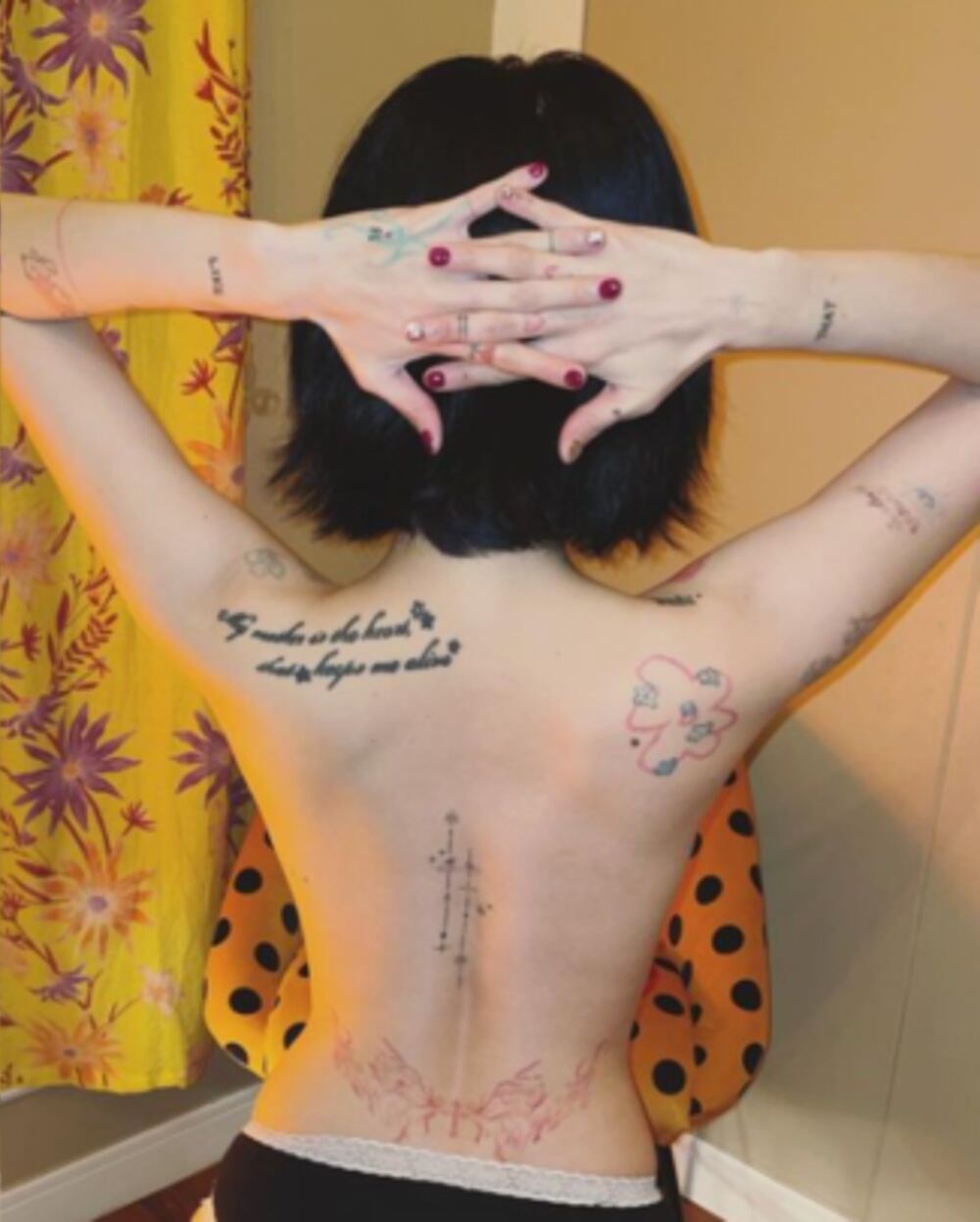 HyunA tattoos: back star and cross motifs