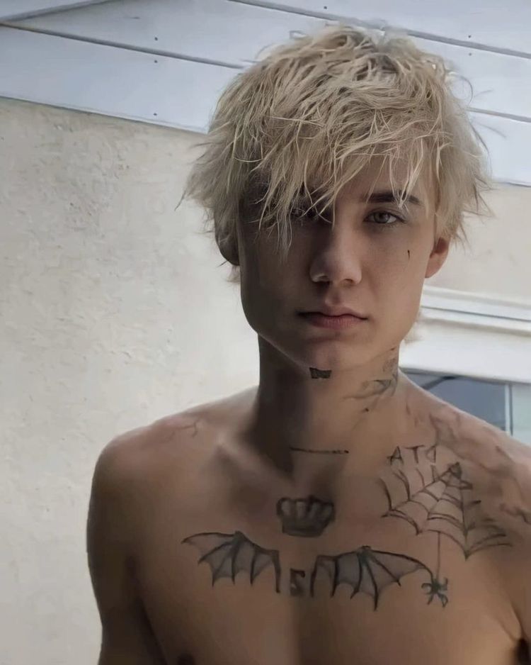 Jaden Hossler showing his crown and spider web tattoos