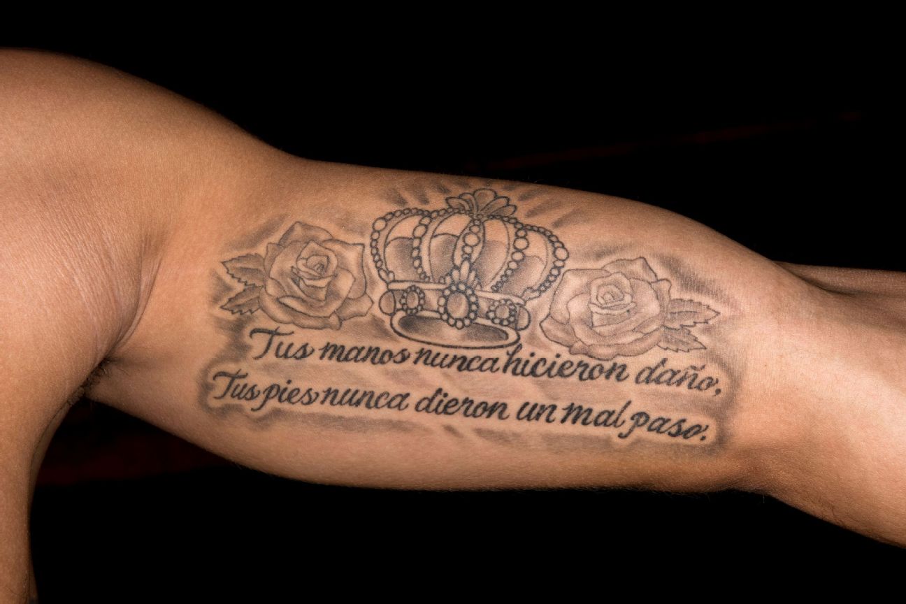 Javier Baez tattoos: Javier Baez roses crown and Spanish quote tattoos