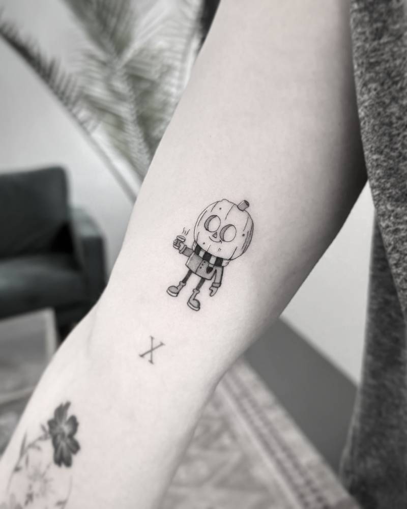 Jennifer Love Hewitt tattoos: Shows the jack-o'-lantern-headed figure tattoo