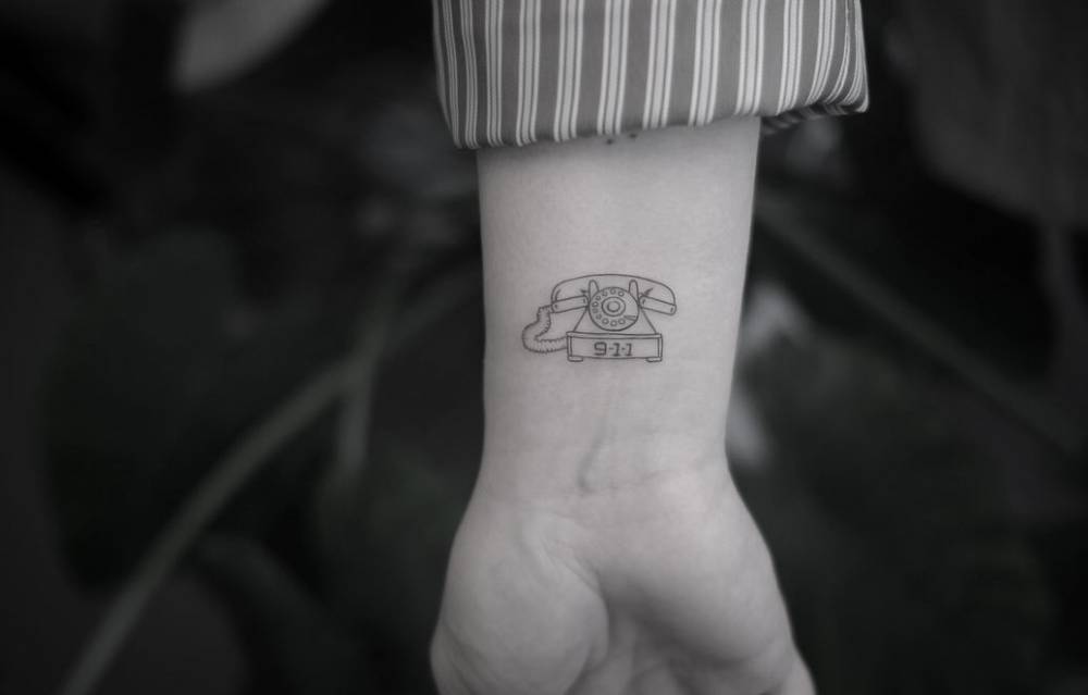 Jennifer Love Hewitt tattoos: Shows the rotary-phone 9-1-1 wrist tattoo