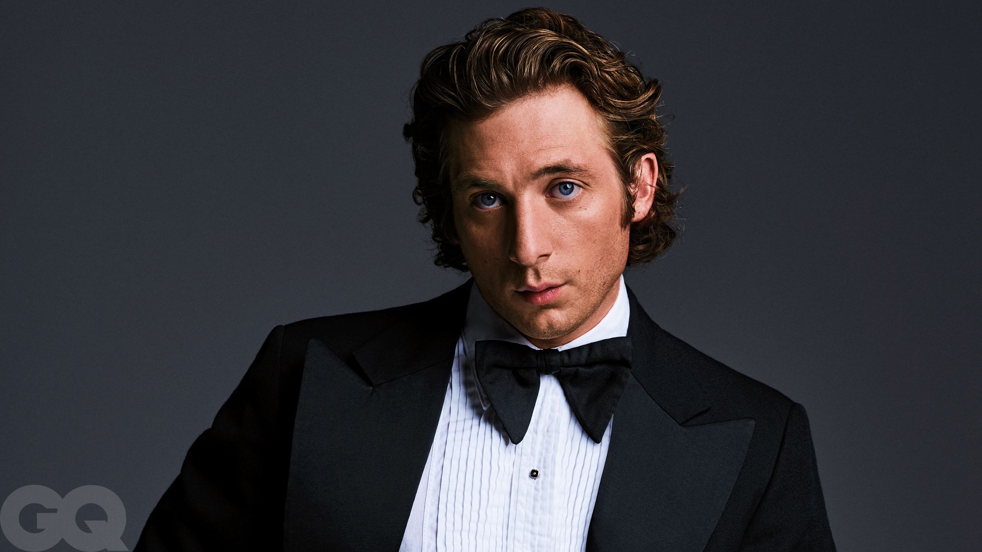Jeremy Allen White in a contextual photograph: A style that leaves room to breathe; not tattoo evidence