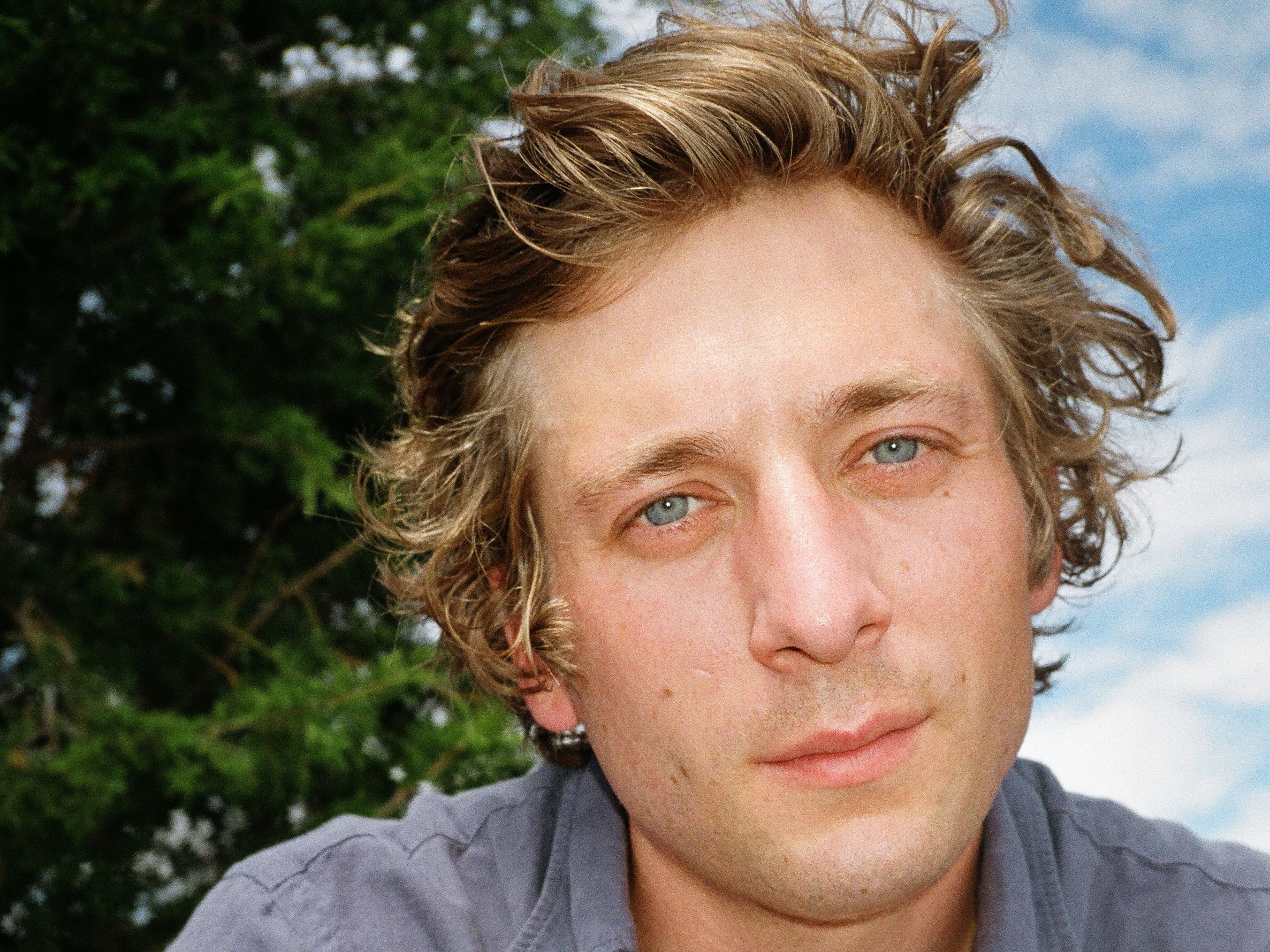 Jeremy Allen White in a contextual photograph: What White’s personal collection looks like; not tattoo evidence