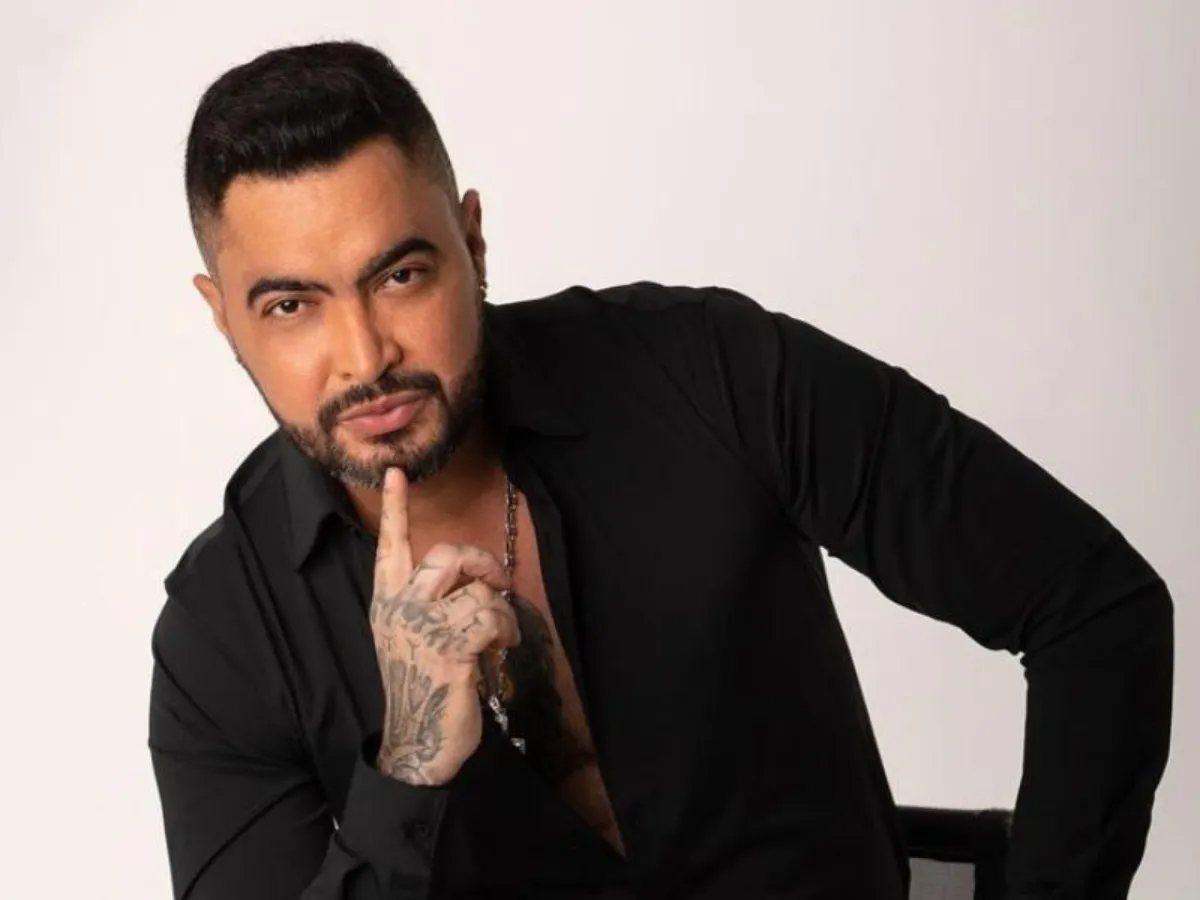 Jhon Álex Castaño tattoos: Separate public portrait with a clear tattooed hand and partial chest coverage; genuine visible tattoo evidence, without claiming undocumented motifs.