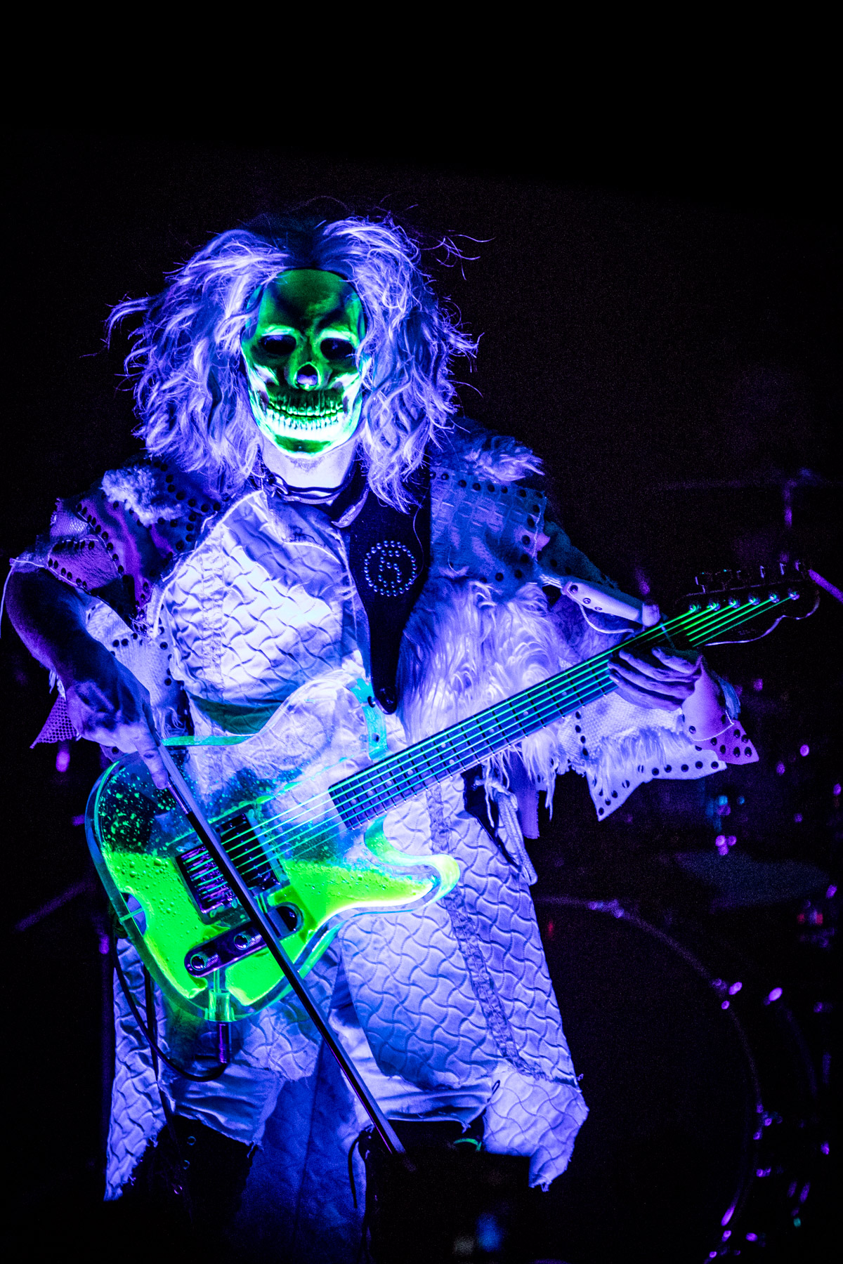 John 5 tattooed arm under stage lights