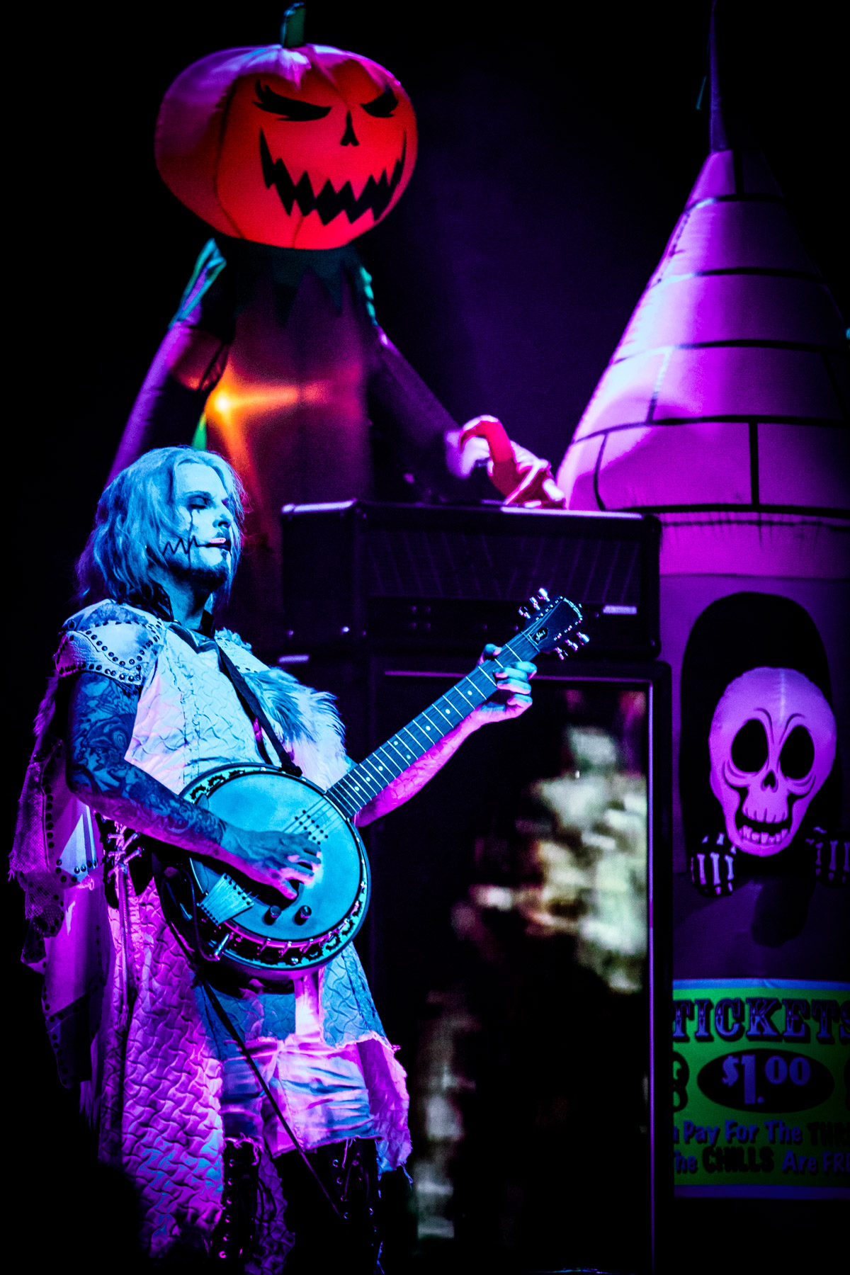 John 5 tattooed arms in pumpkin stage show