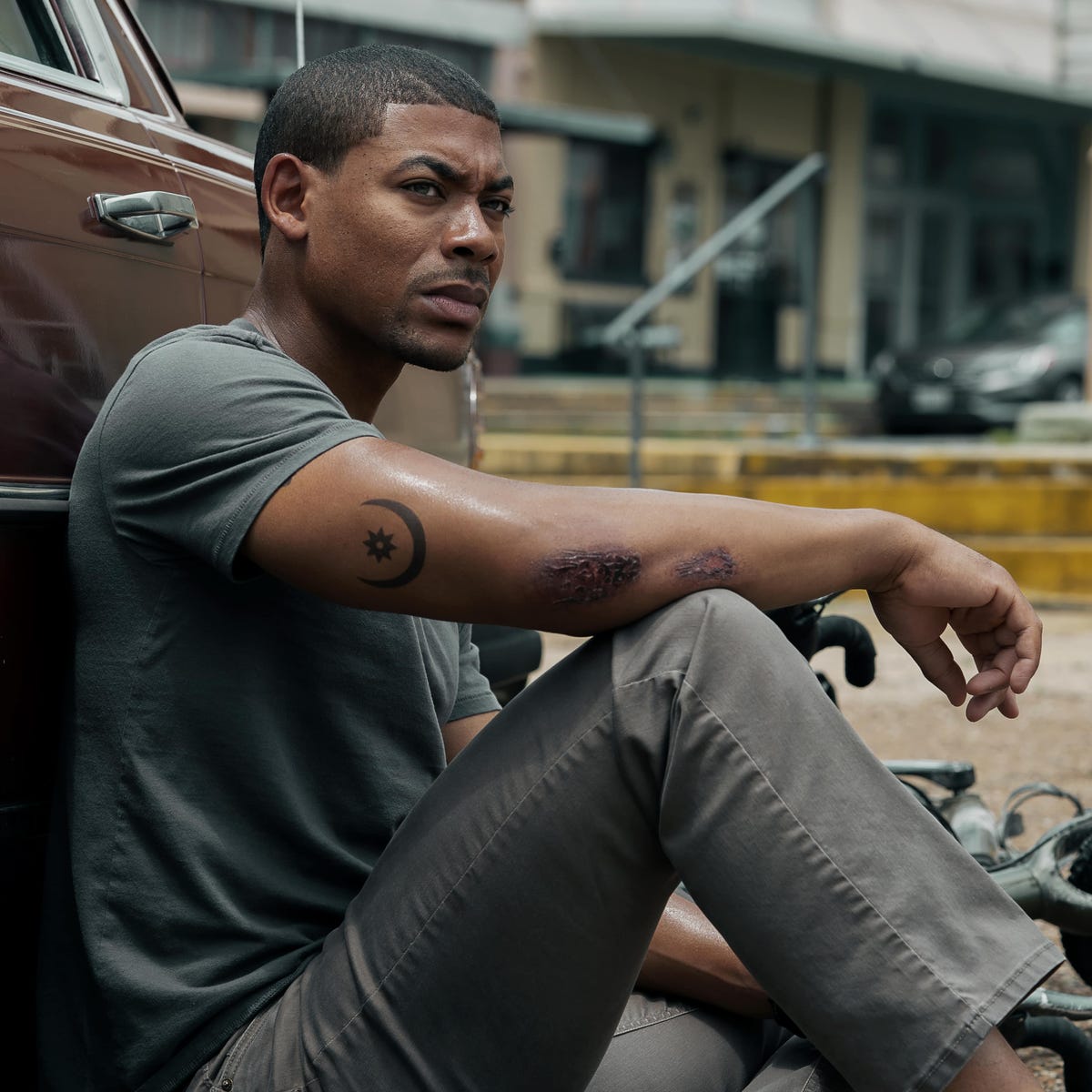 Jonathan Majors in a contextual photograph: Contextual film still used to explain the difference between character styling and documented personal ink; explicitly not tattoo evidence.; not tattoo evidence