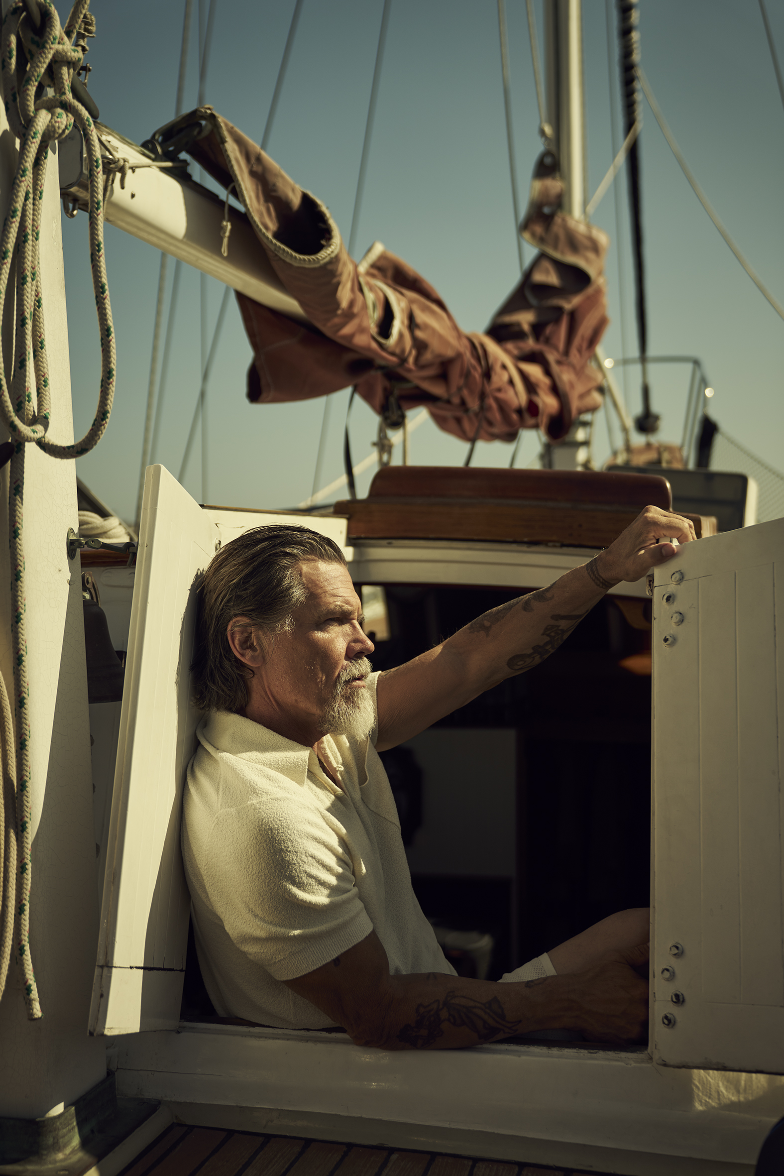 Josh Brolin in a contextual photograph: inline; not tattoo evidence