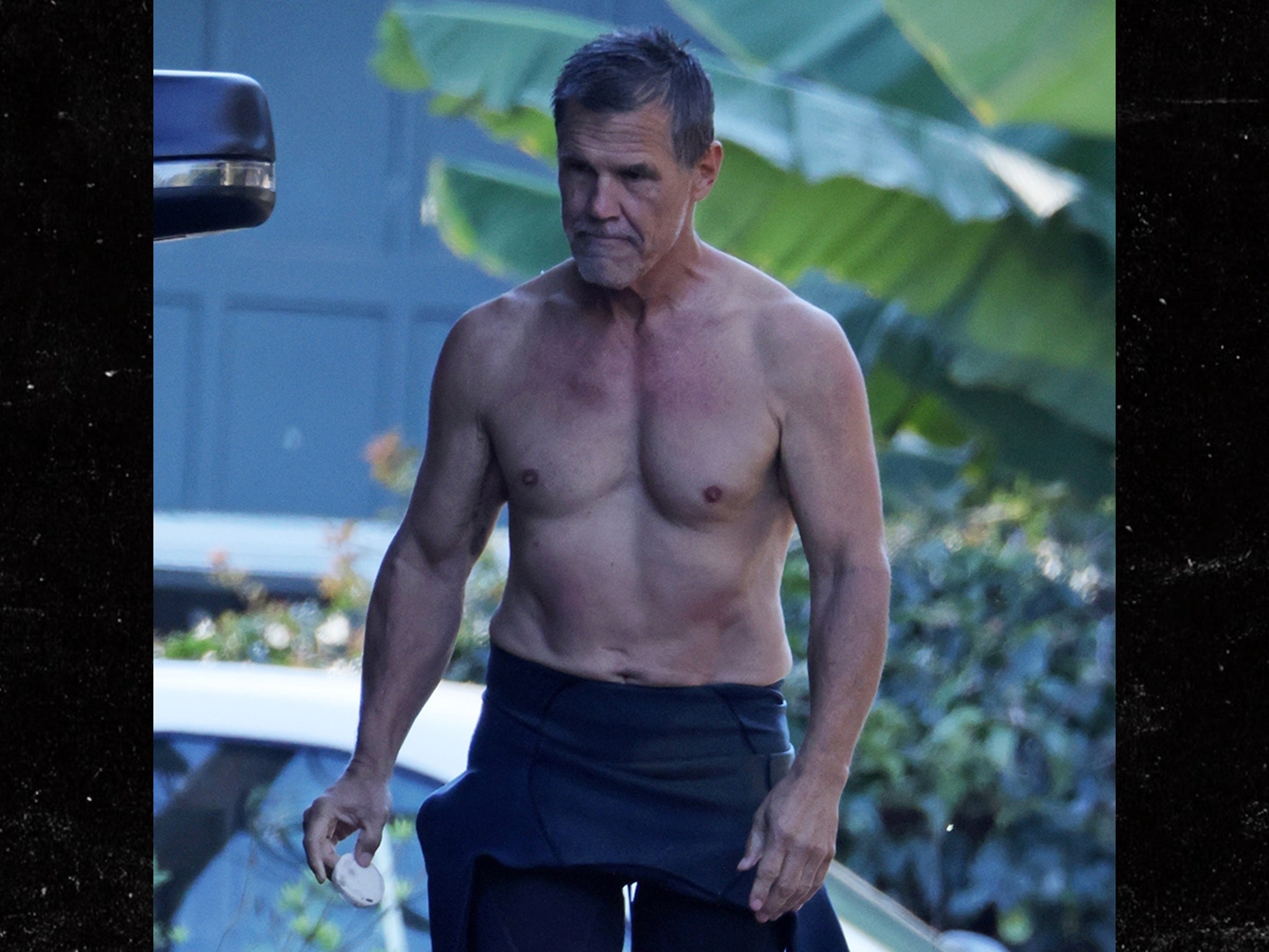 Josh Brolin in a contextual photograph: inline; not tattoo evidence