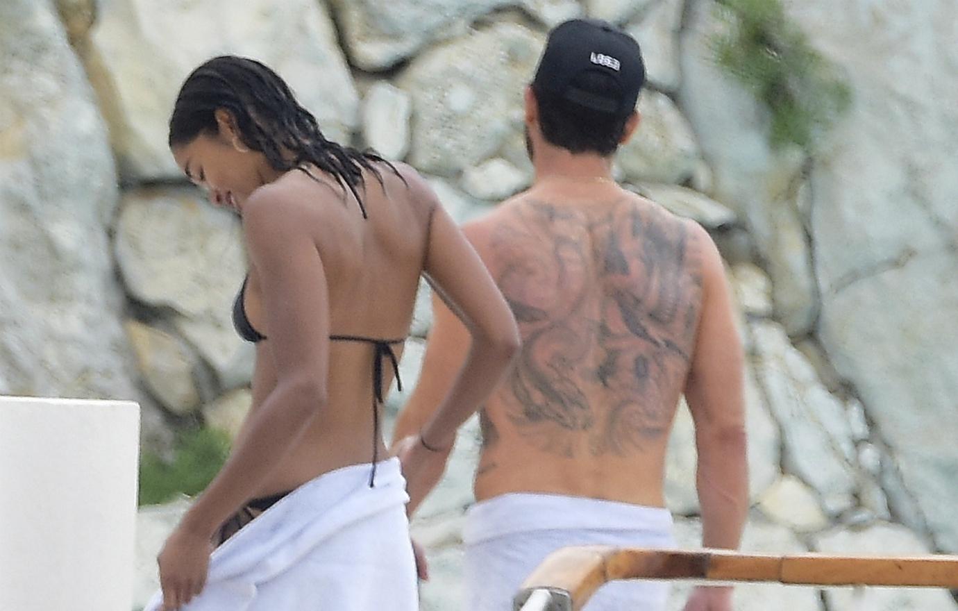 Justin Theroux tattoos: Genuine high-resolution paparazzi photograph showing the large back tattoo from behind.