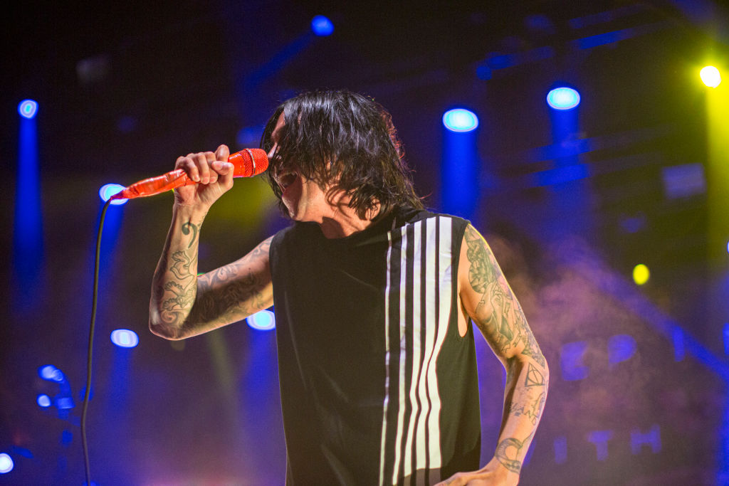 Kellin Quinn tattooed arms concert