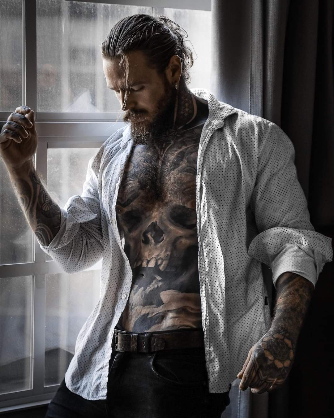 Kevin Creekman tattoos: Large shaded skull covering the abdomen