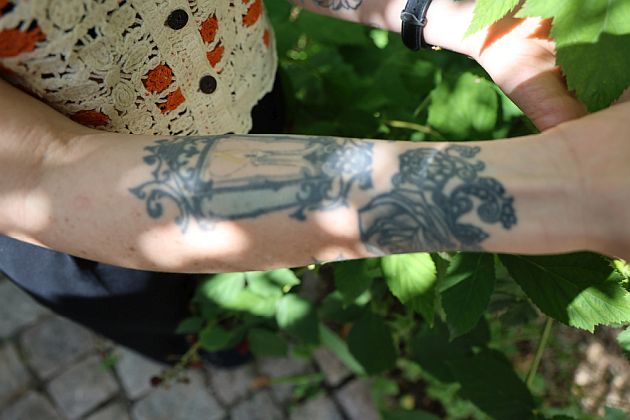 Laura Fella tattoos: How the sleeve reads from the side