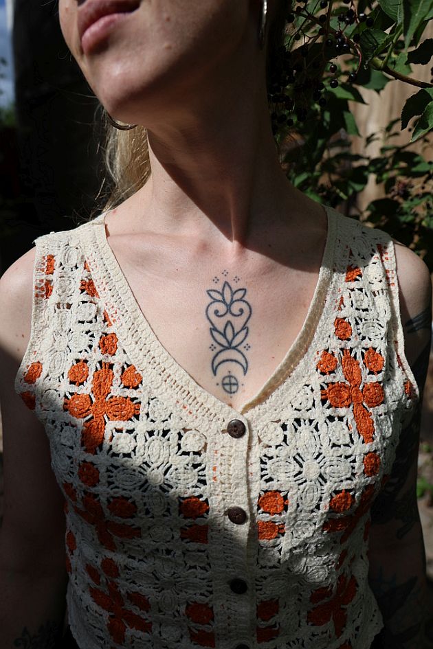 Laura Fella tattoos: Laura Fella's first tattoos: Hungarian folk flowers