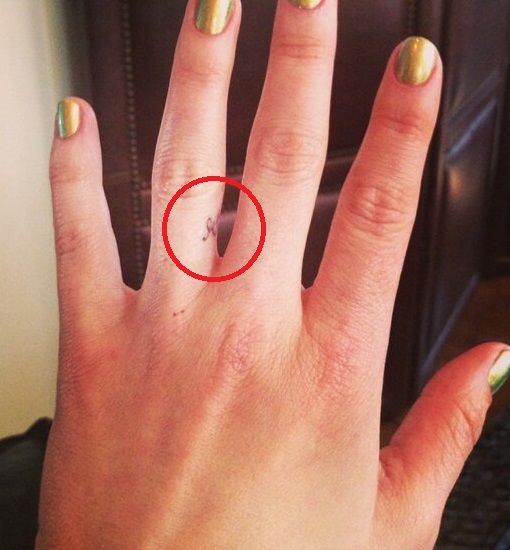 LeAnn Rimes ring finger E tattoo