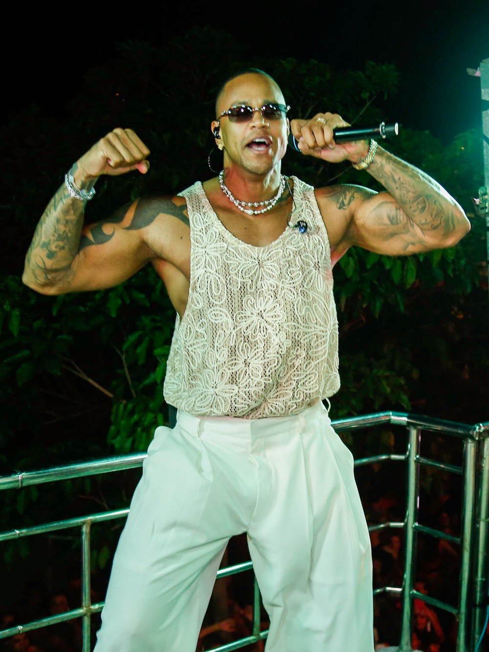 Léo Santana in a contextual photograph: Contextual celebrity photograph for The music gives the look somewhere to go; not tattoo evidence