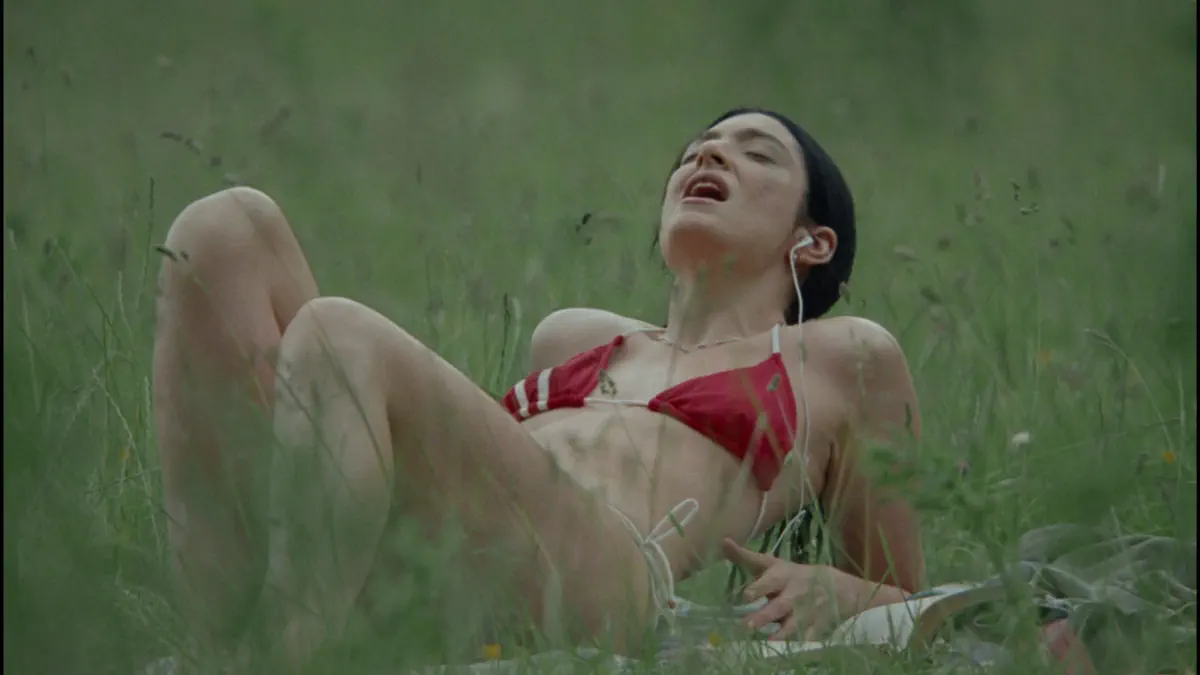 Lorde Hammer video still Lorde in a contextual photograph: Inline contextual photo; not tattoo evidence; not tattoo evidence