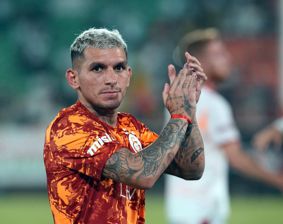 Lucas Torreira matchday context Lucas Torreira in a contextual photograph: Contextual football photograph for the athlete’s public matchday style; explicitly not tattoo evidence.; not tattoo evidence