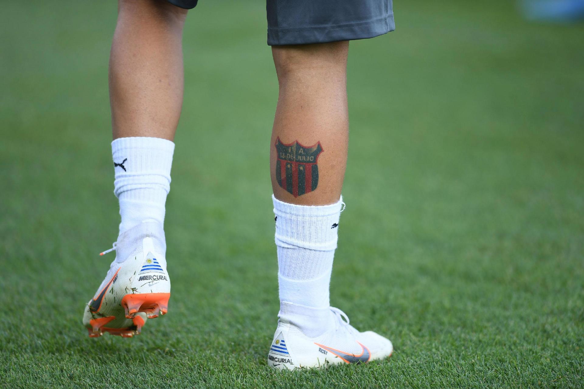Lucas Torreira childhood club crest tattoo Lucas Torreira tattoos: Genuine close photograph of the 18 de Julio crest tattoo on Torreira’s calf.