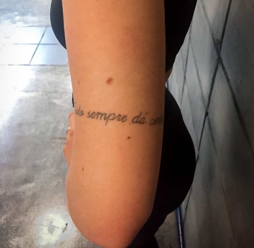 Luísa Sonza tattoos: The family phrase on her arm