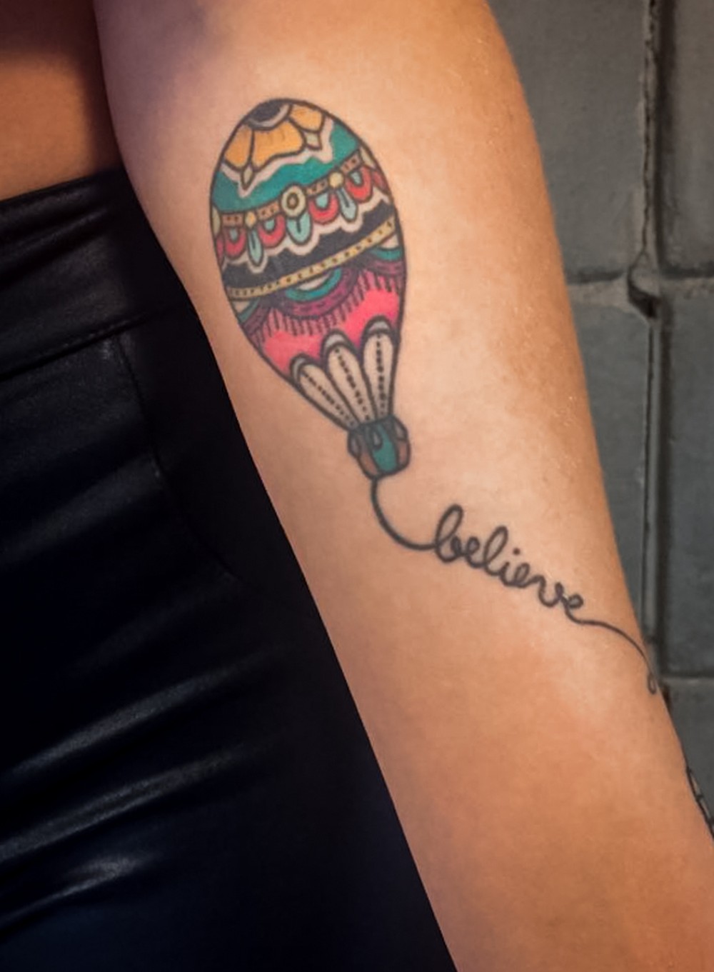 Luísa Sonza tattoos: The balloon and the word believe