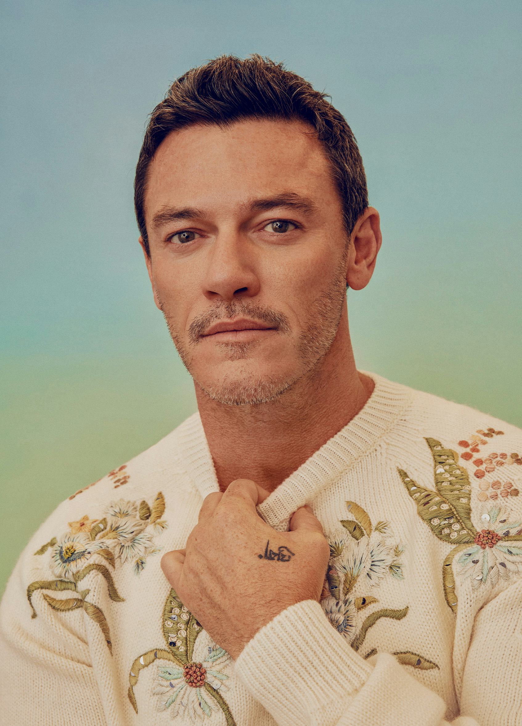 Luke Evans in a contextual photograph: Contextual beach photograph; explicitly not tattoo evidence; not tattoo evidence