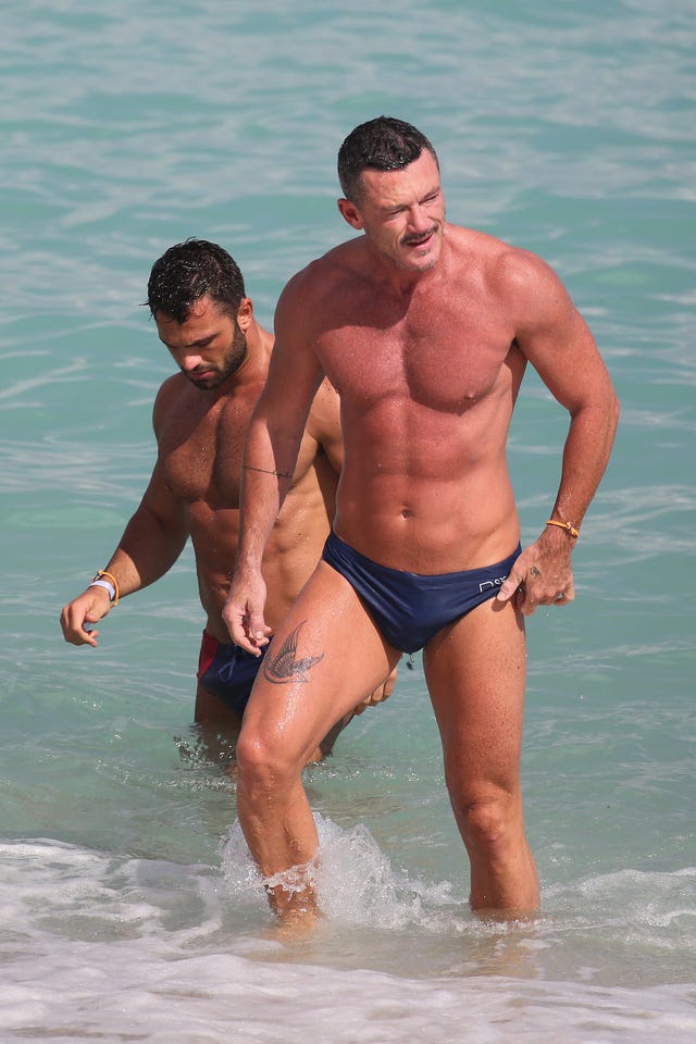 Luke Evans tattoos: Bird thigh tattoo evidence