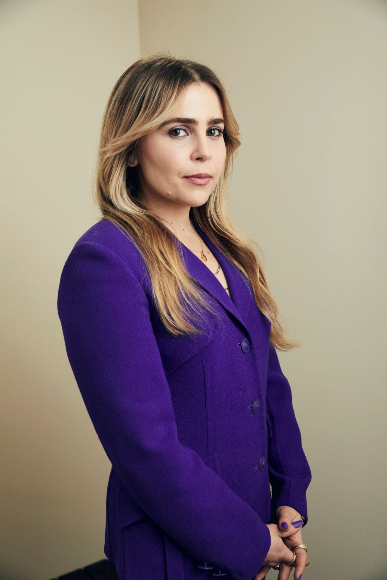 Mae Whitman Context around Mae Whitman’s understated personal style Mae Whitman in a contextual photograph: Context around Mae Whitman’s understated personal style; not tattoo evidence