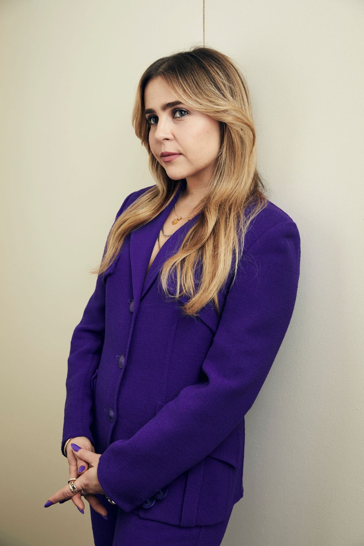 Mae Whitman Context around Mae Whitman’s understated personal style Mae Whitman in a contextual photograph: Context around Mae Whitman’s understated personal style; not tattoo evidence