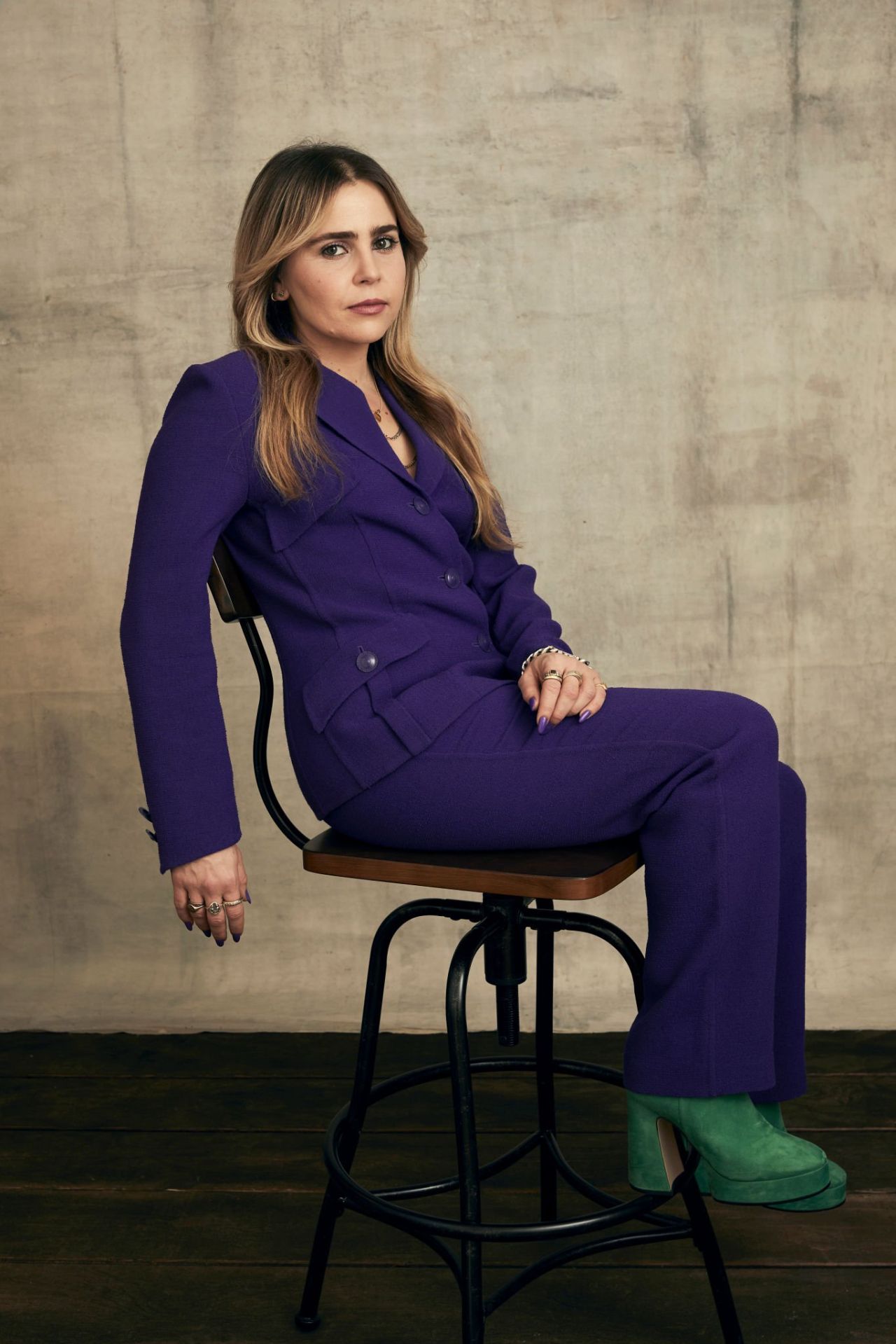 Mae Whitman Context around Mae Whitman’s understated personal style Mae Whitman in a contextual photograph: Context around Mae Whitman’s understated personal style; not tattoo evidence