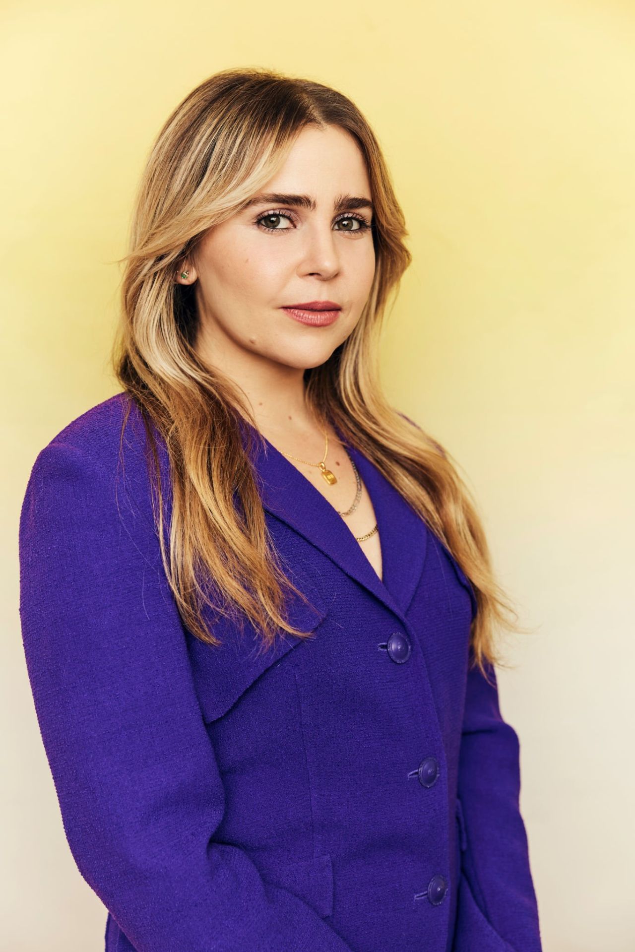 Mae Whitman Context around Mae Whitman’s understated personal style Mae Whitman in a contextual photograph: Context around Mae Whitman’s understated personal style; not tattoo evidence