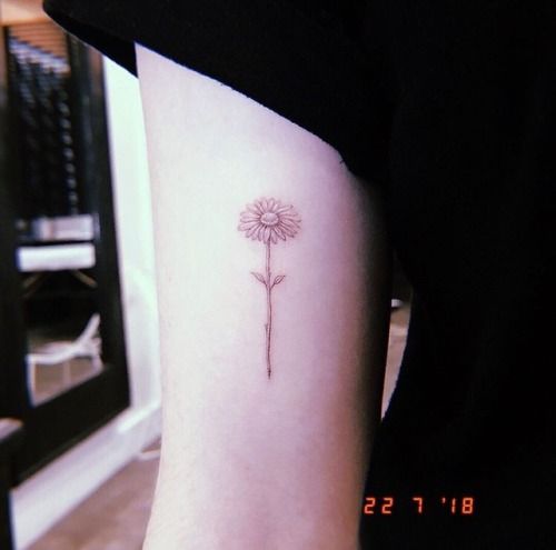 Maisie Williams daisy flower tattoo