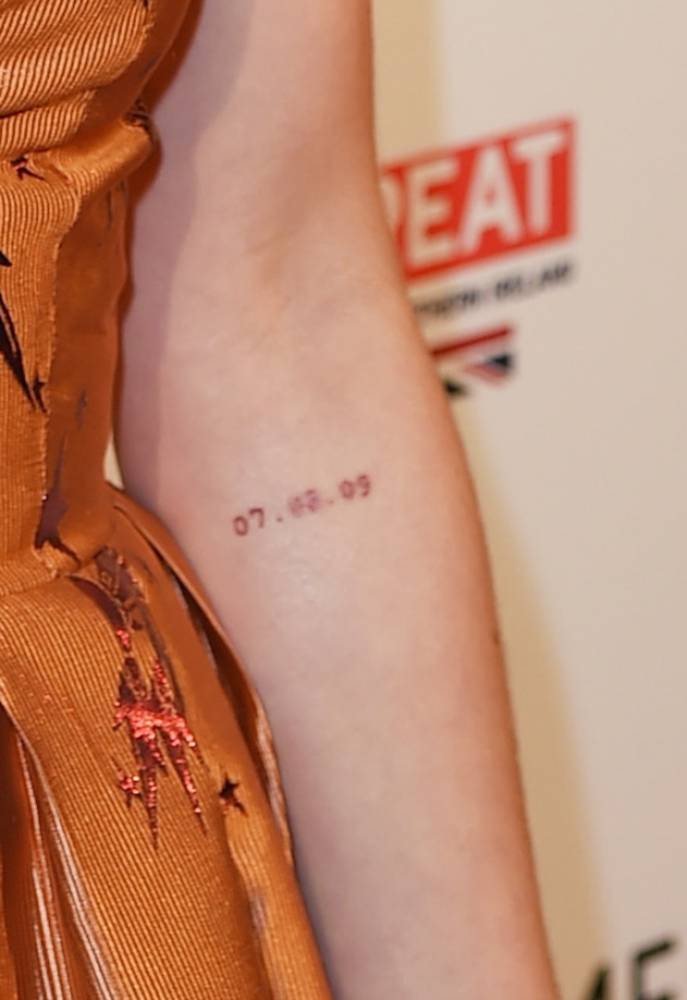 Maisie Williams matching date tattoo close-up