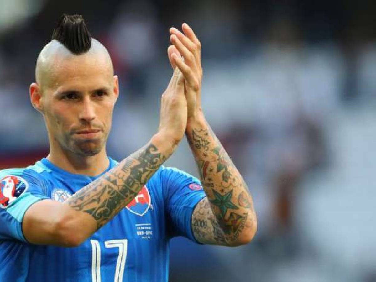 Marek Hamsik Arm Tattoos Match Photo 1 Marek Hamšík tattoos: Marek Hamsik applauding with his tattooed forearms visible in a Napoli match photograph