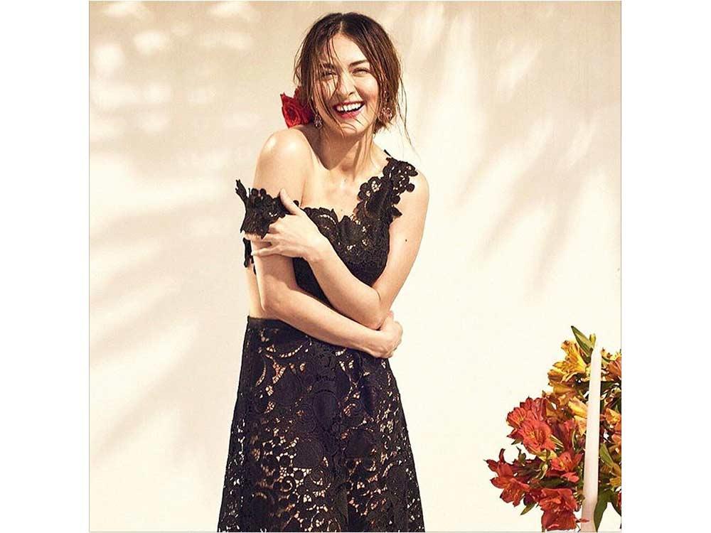 Marian Rivera in a contextual photograph: Her relaxed side in a dressier setting; not tattoo evidence