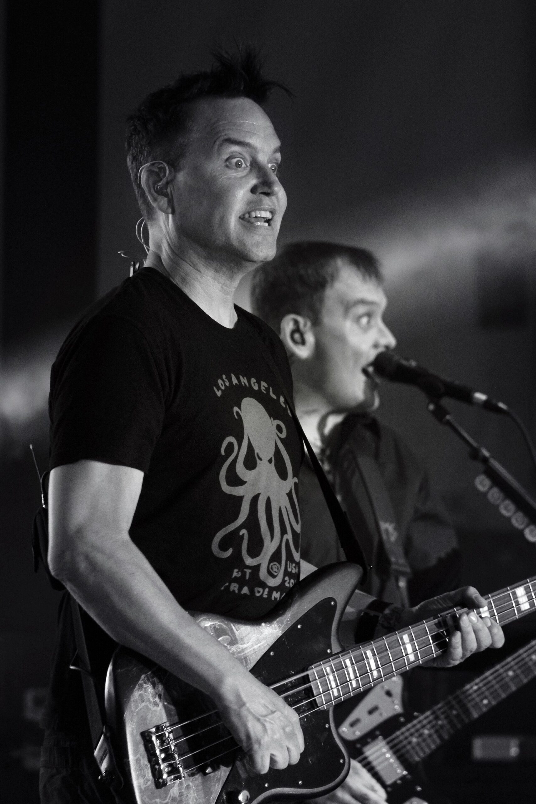 Mark Hoppus in a contextual photograph: performance contextual photograph, no tattoo evidence; not tattoo evidence