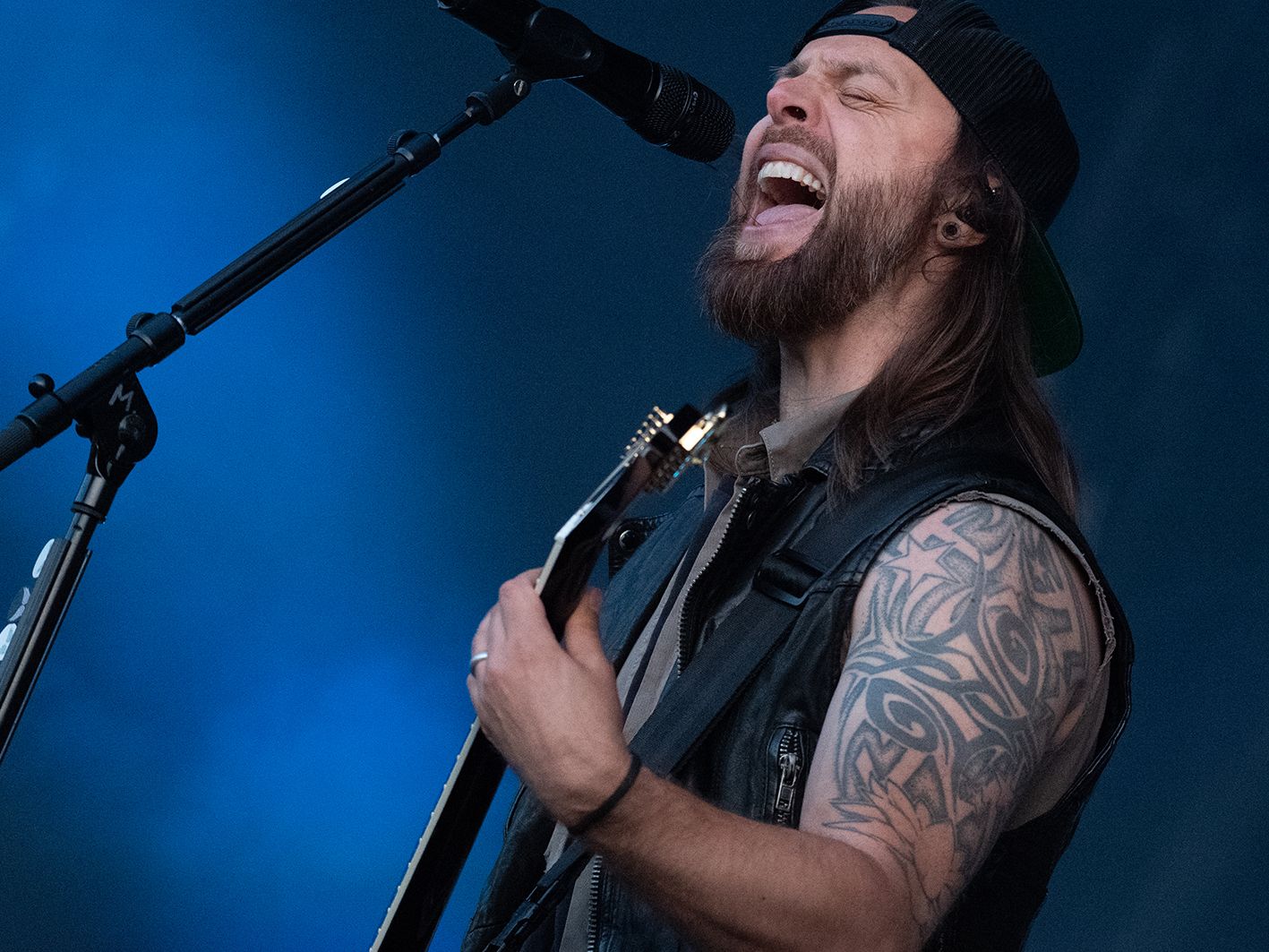 Matt Tuck tattooed arms live