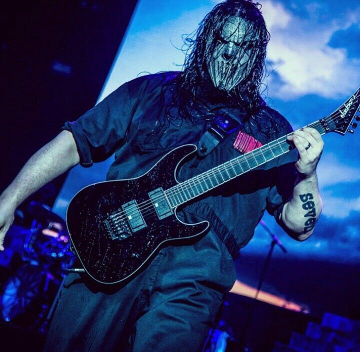 Mick Thomson seven tattoo on stage