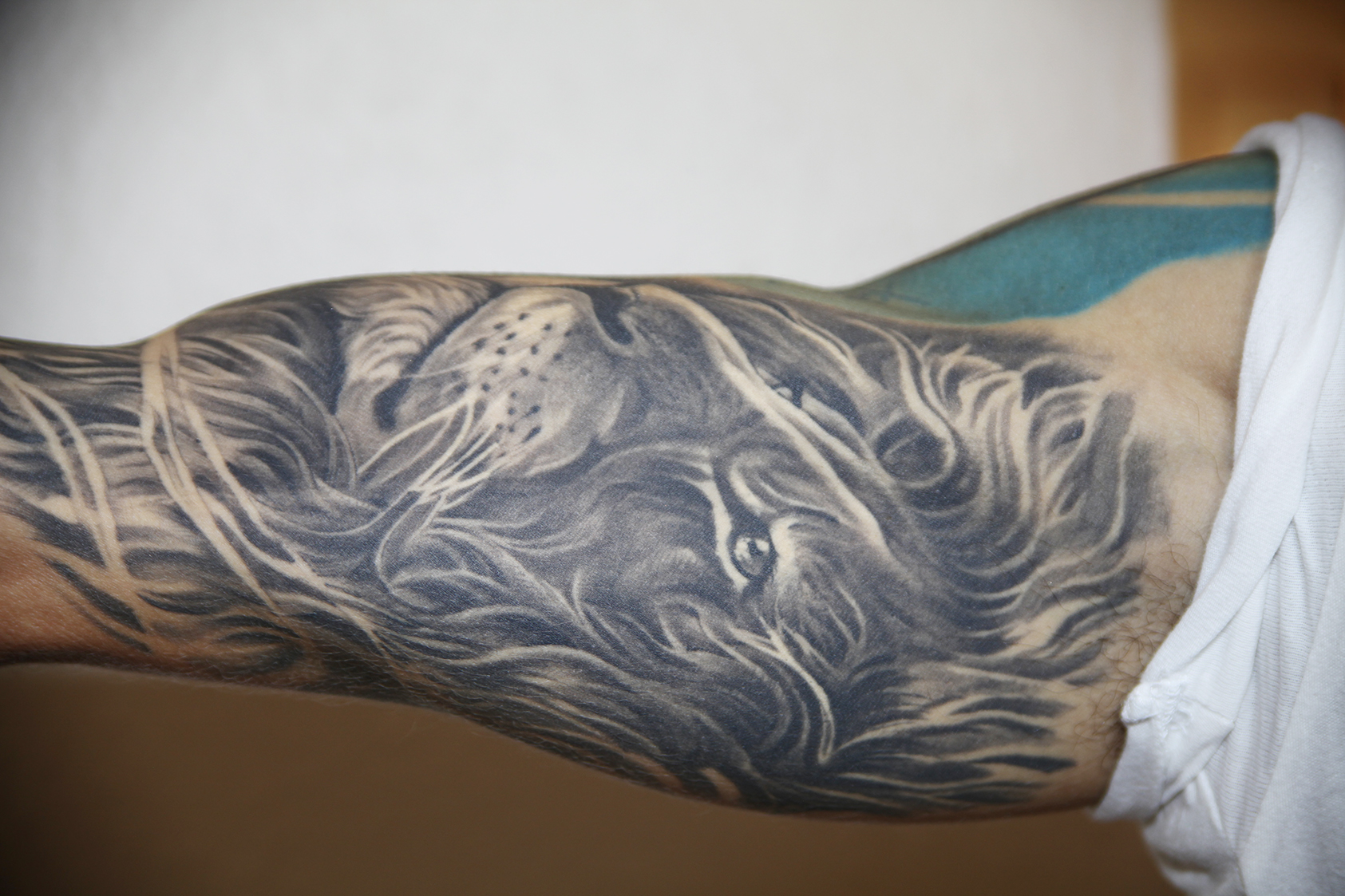Mike Bahía tattoos: The lion on his inner forearm