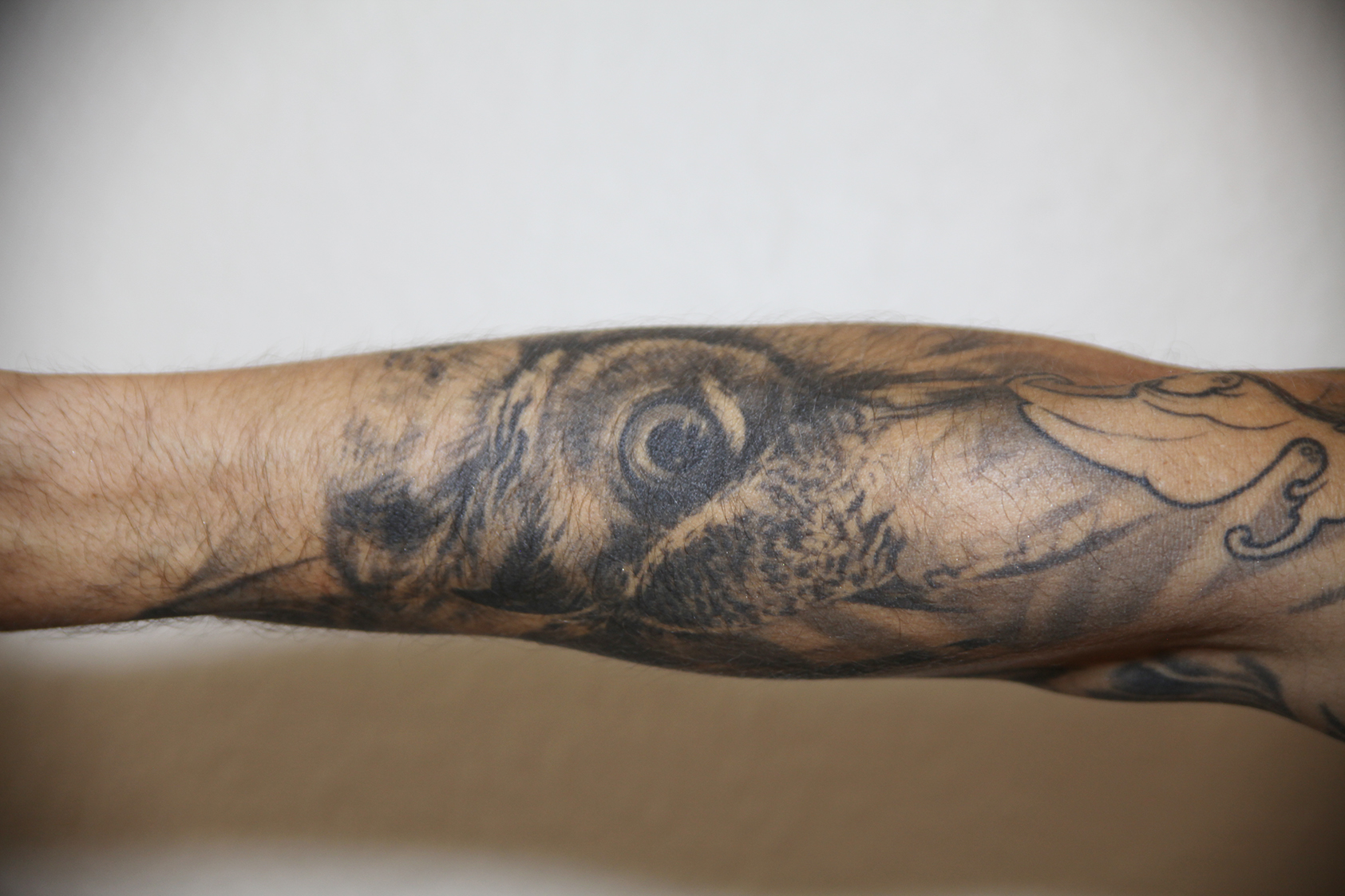 Mike Bahía tattoos: The owl stretched along his forearm
