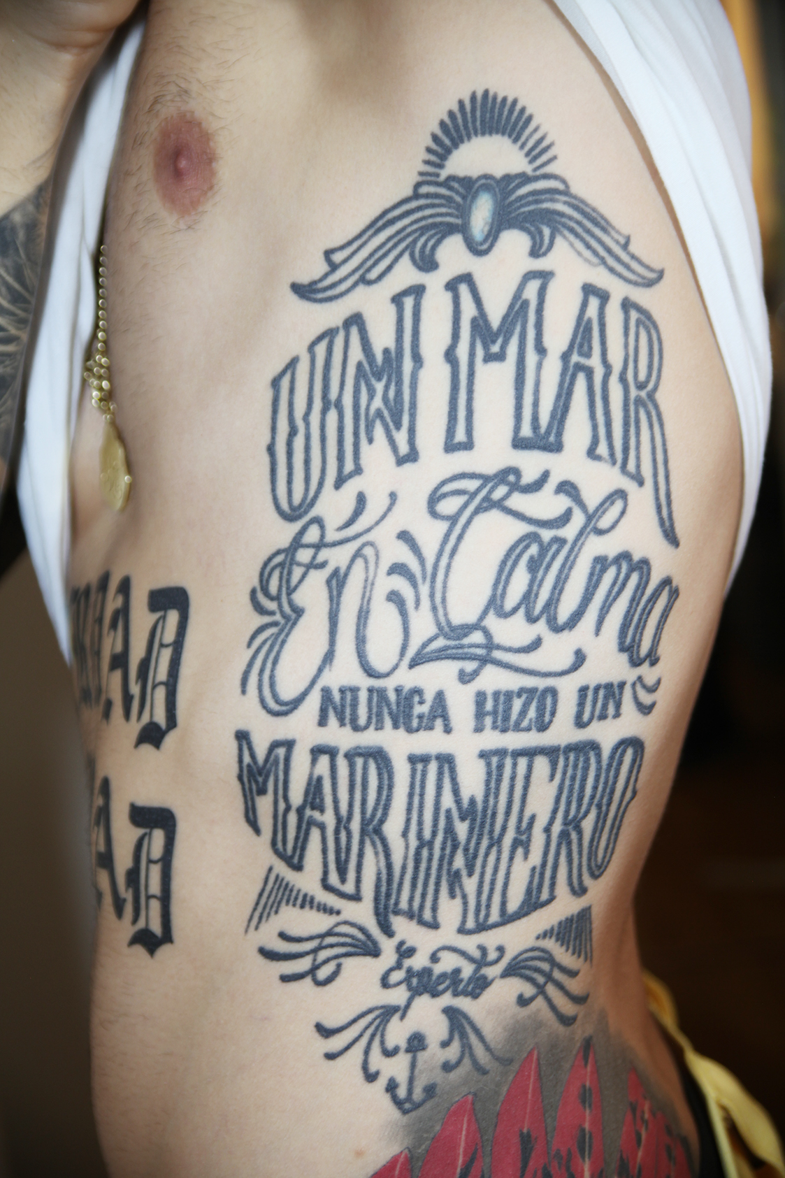 Mike Bahía tattoos: The sailor phrase tattoo covering his ribs