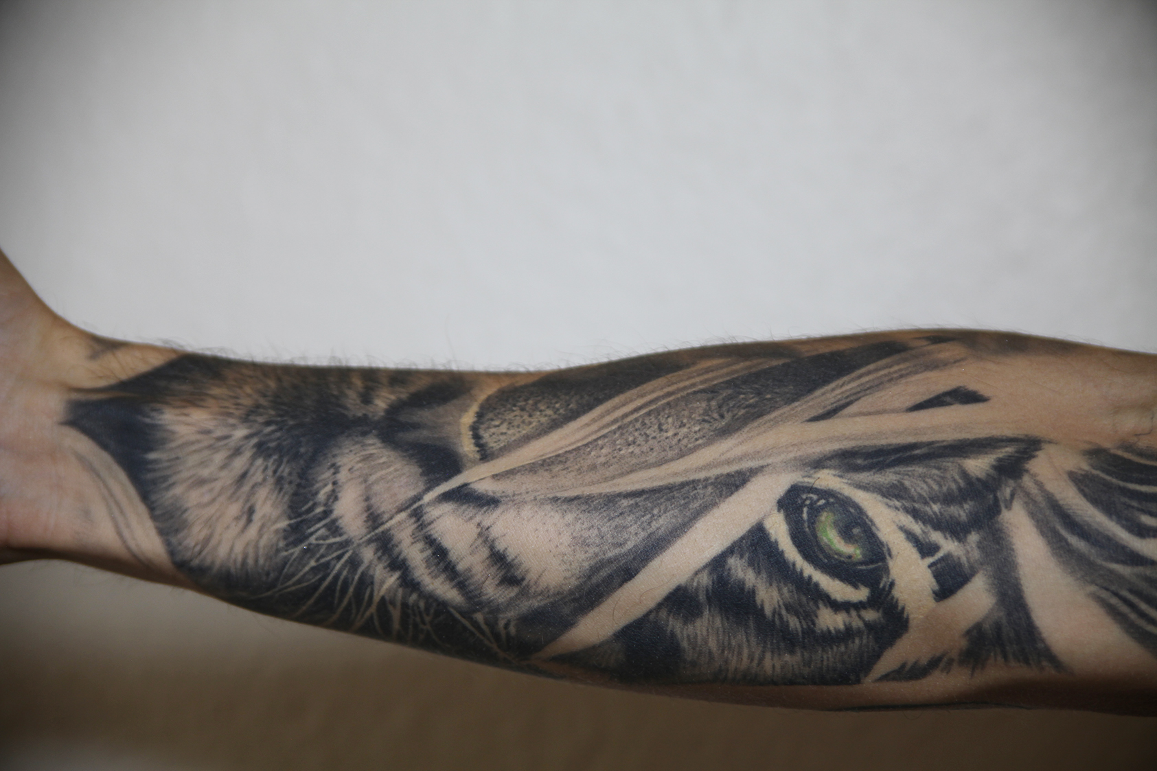 Mike Bahía tattoos: A second tiger tattoo with a green eye